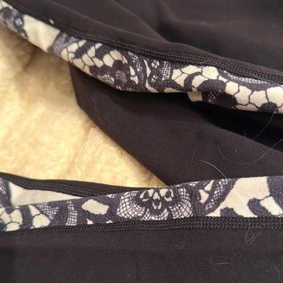 Lululemon leggings black with lace stripe good condition size 2 - Picture 4 of 4